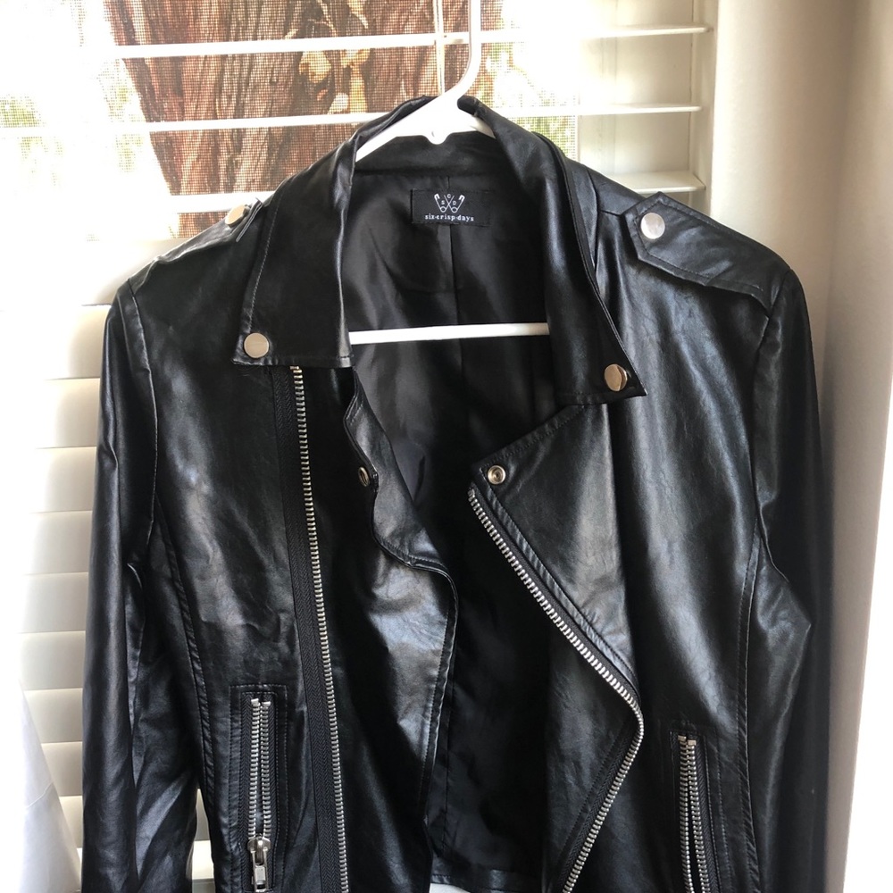 Cropped PleatherJacket with zippers